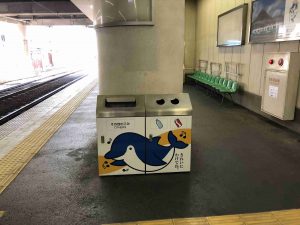 四国を走ることでんの駅。ゴミ箱がいっぱい