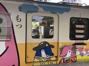 四国を走ることでんのラッピング電車「ことちゃん・ことみちゃん」