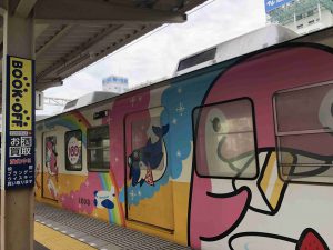 四国を走ることでんのラッピング電車「ことちゃん・ことみちゃん」